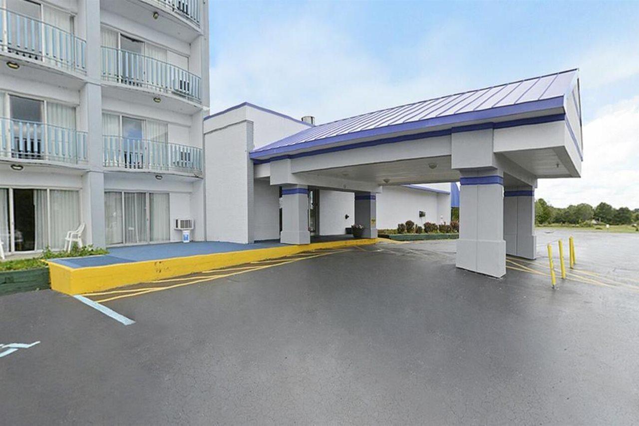 Howard Johnson By Wyndham Saint Joseph Benton Harbor Exterior photo