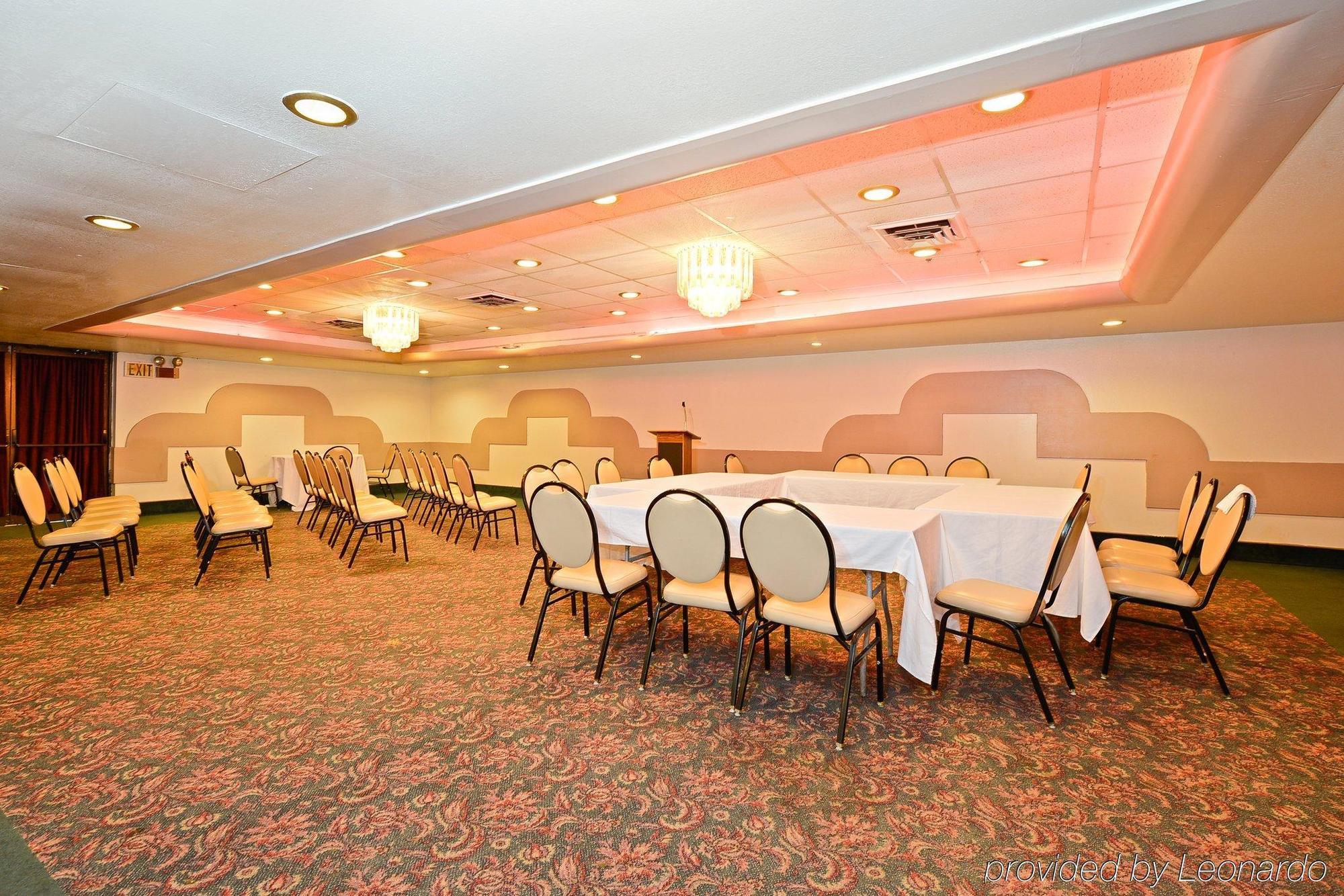 Howard Johnson By Wyndham Saint Joseph Benton Harbor Business photo