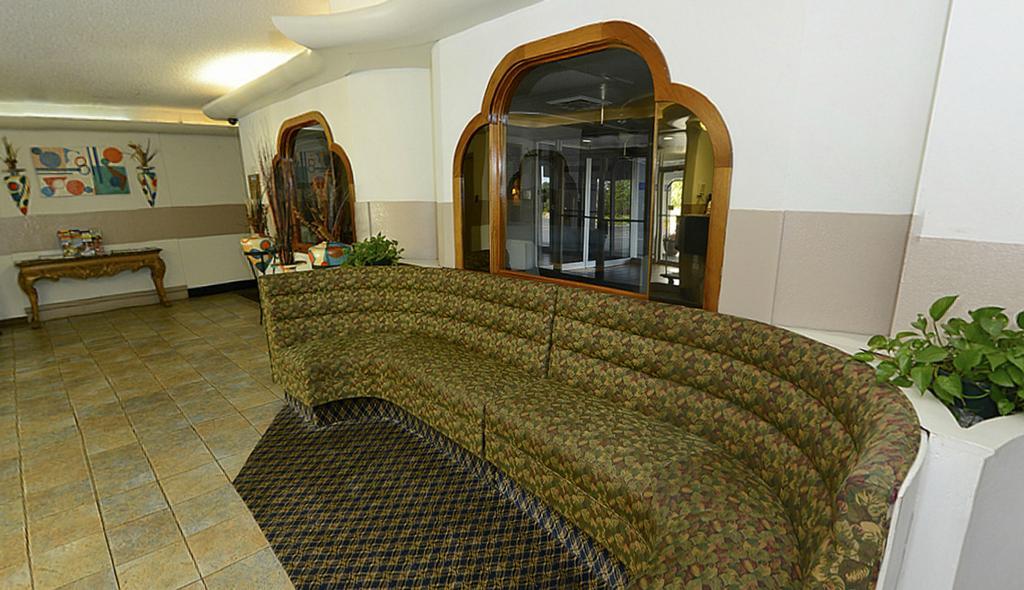 Howard Johnson By Wyndham Saint Joseph Benton Harbor Exterior photo