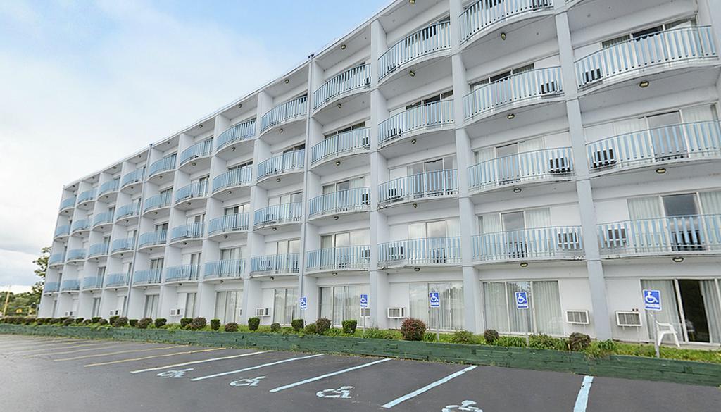 Howard Johnson By Wyndham Saint Joseph Benton Harbor Exterior photo