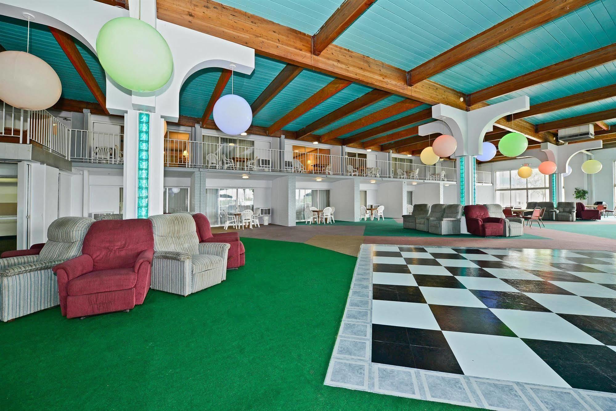 Howard Johnson By Wyndham Saint Joseph Benton Harbor Interior photo