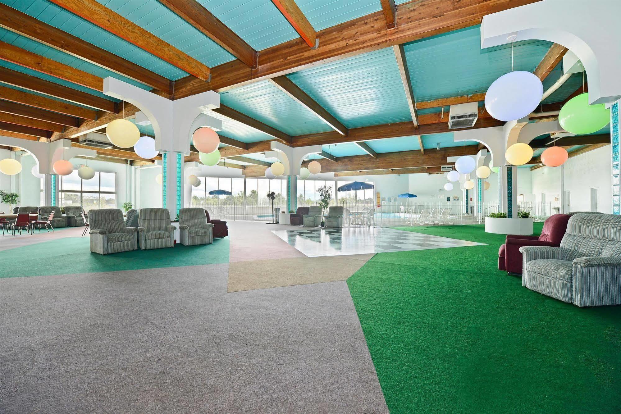 Howard Johnson By Wyndham Saint Joseph Benton Harbor Interior photo