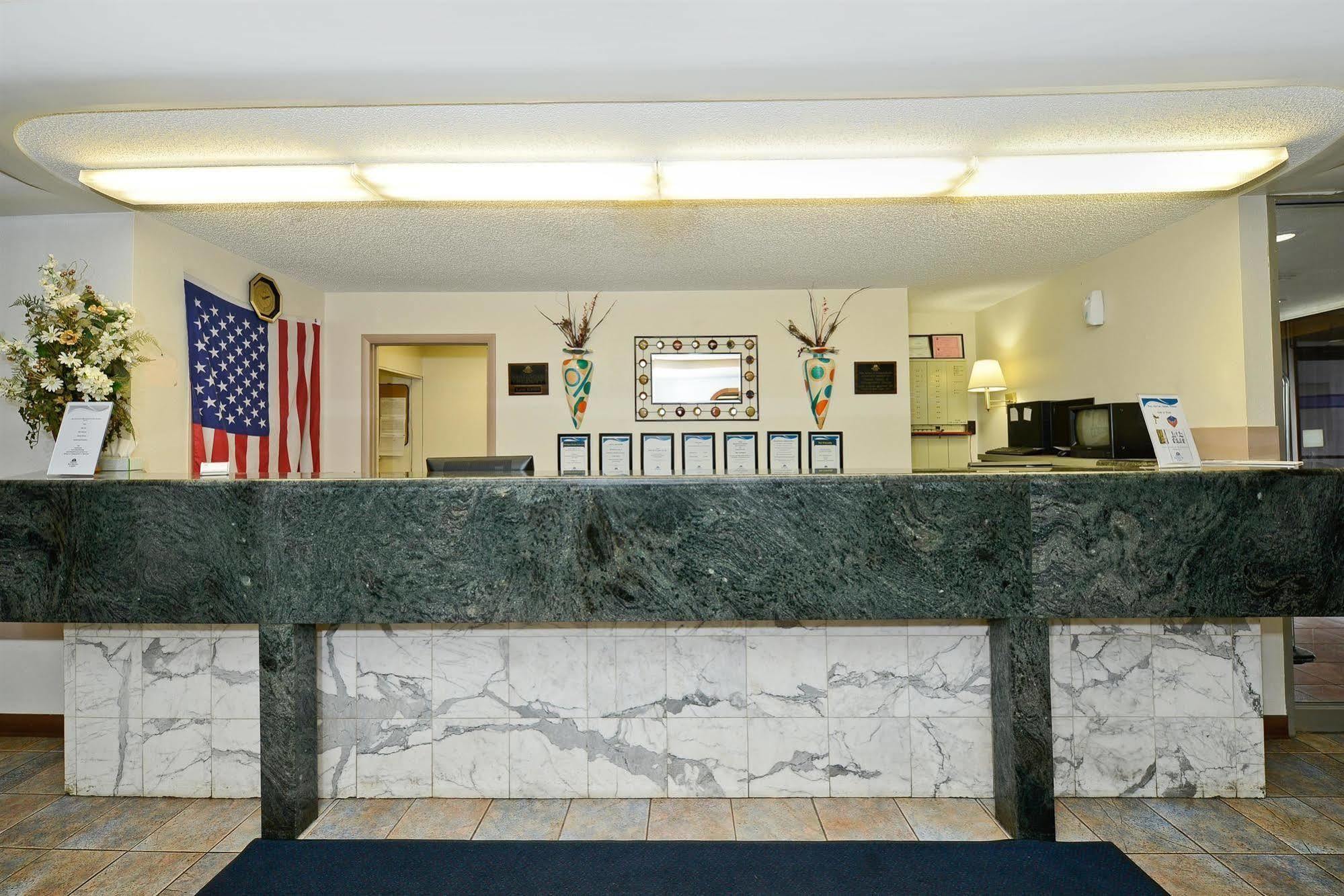 Howard Johnson By Wyndham Saint Joseph Benton Harbor Interior photo