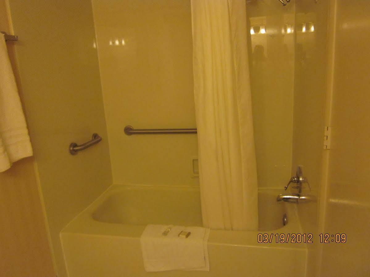Howard Johnson By Wyndham Saint Joseph Benton Harbor Exterior photo