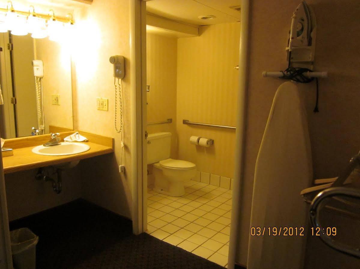 Howard Johnson By Wyndham Saint Joseph Benton Harbor Exterior photo
